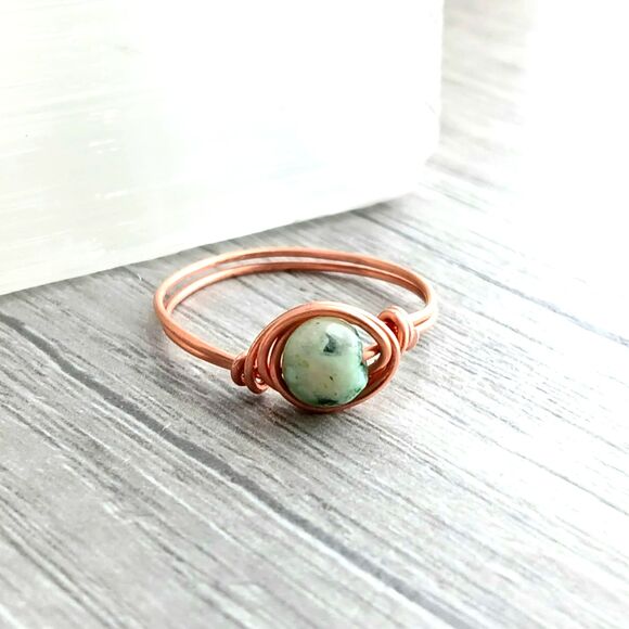 Dainty Green Shell Beaded Ring, Stackable Copper Wire Ring, Seashell, Size 9.5 - Picture 1 of 3